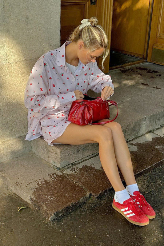 Rosafarbenes, zweiteiliges Set mit Hemd und Shorts mit Spitzenbesatz