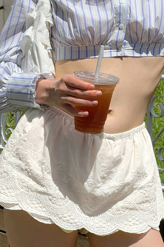 Schmal geschnittener Minirock mit Spitzenbesatz