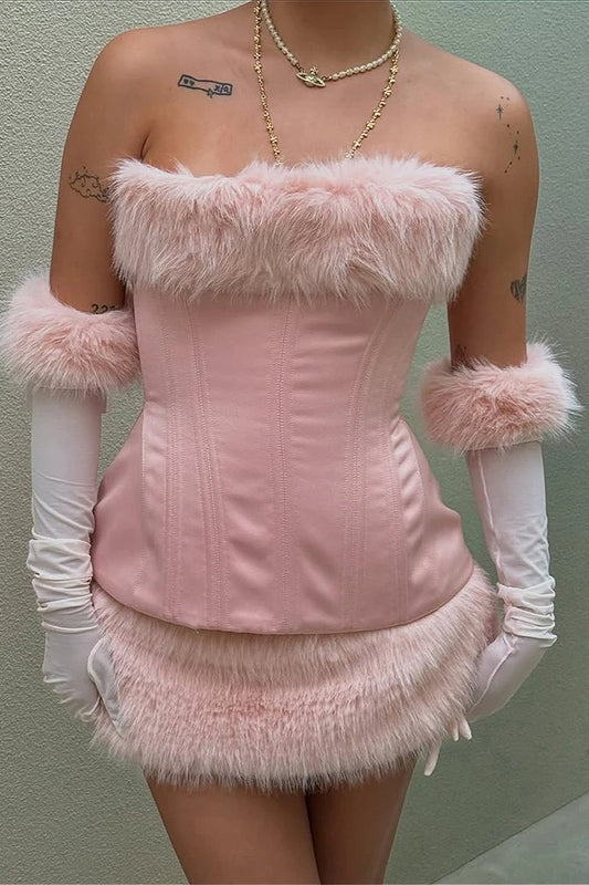 Sexy Minikleid aus flauschigem Stoff mit Bindegürtel