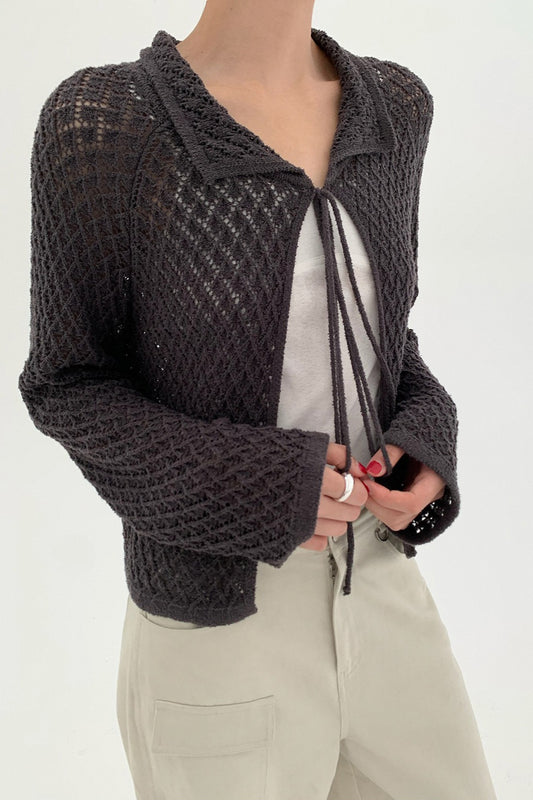 Kurzarm-Strickjacke mit Lochmuster, Kragen und Bindegürtel in der Taille