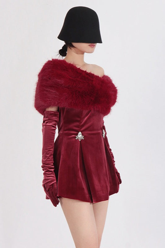 Stilvolles, einzigartiges, schmal geschnittenes Samtkleid mit Strassbesatz und Einsätzen