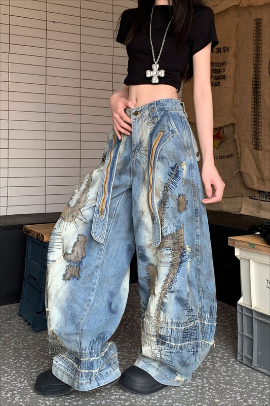 Jeans mit Grunge-Stickerei