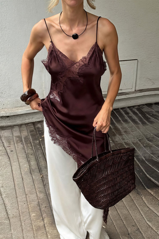 Trägertop mit tiefem Ausschnitt und asymmetrischem Schlitz, verziert mit Spitzenbesatz und Patchwork-Details