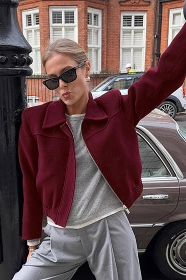 Kurze Blazerjacke aus burgunderfarbener Wolle