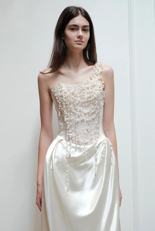 Trägerloses, schweres Satin-Abendkleid mit Perlenbesatz