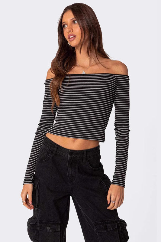Schmal geschnittenes, gestreiftes Stricktop mit Schlitzkragen