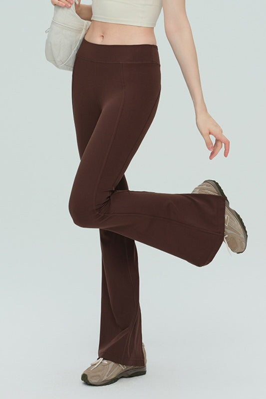 Atmungsaktive, hochgeschnittene Leggings mit ausgestelltem Bein und Schlitz für sportliche Aktivitäten