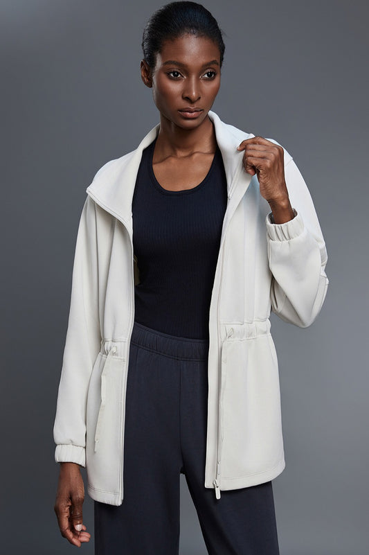 Mittellange Jacke mit Stehkragen, Luftpolsterung und Kordelzug in der Taille