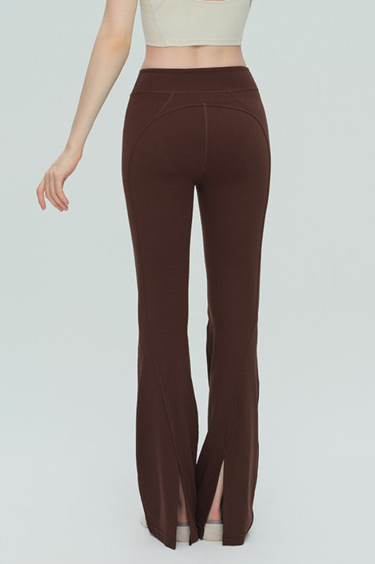 Atmungsaktive, hochgeschnittene Leggings mit ausgestelltem Bein und Schlitz für sportliche Aktivitäten