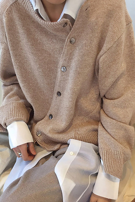Asymmetrischer Strickpullover mit Rundhalsausschnitt und Knöpfen