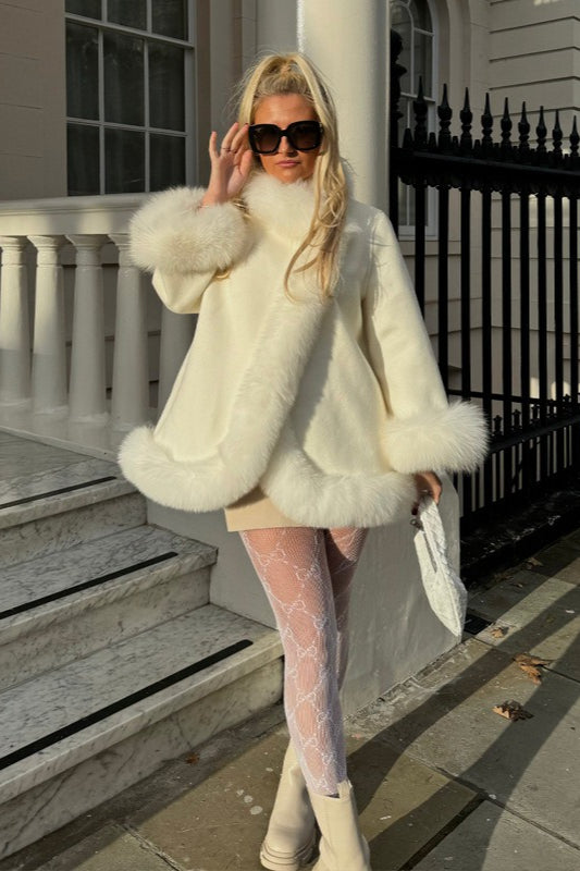 Eleganter Cape-Mantel mit Pelzkragen und Einsätzen