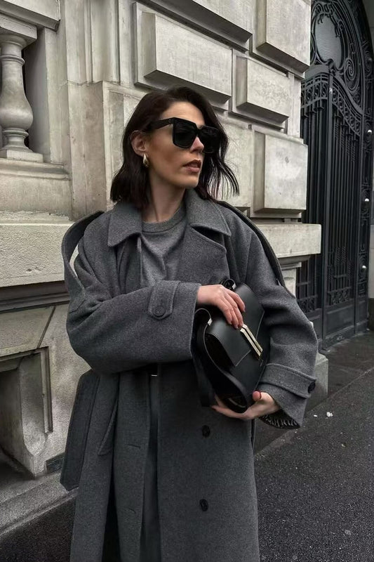 Doppelreihiger, taillierter, schmal geschnittener Wollmantel