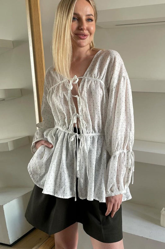 Locker sitzendes, langärmliges Crop-Top mit V-Ausschnitt und Schleife