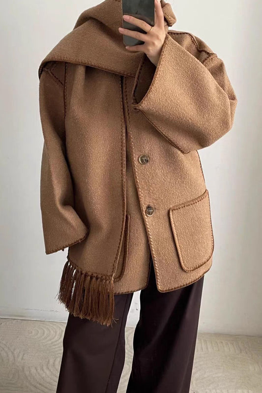 Schalkragen mit Quaste, bestickter Mantel aus einfarbiger Wolle