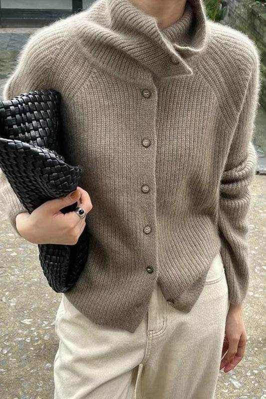 Retro-Strickjacke mit strukturiertem Rippstrickmuster, schmaler Passform, einreihiger Knopfleiste und lockerem Schnitt.