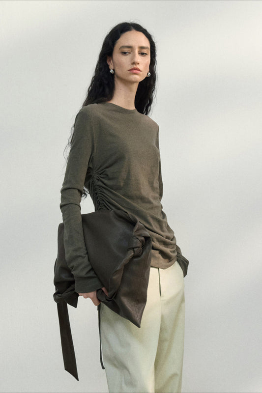 Figurbetonter, strukturierter Strickpullover aus Baumwollleinen mit Falten