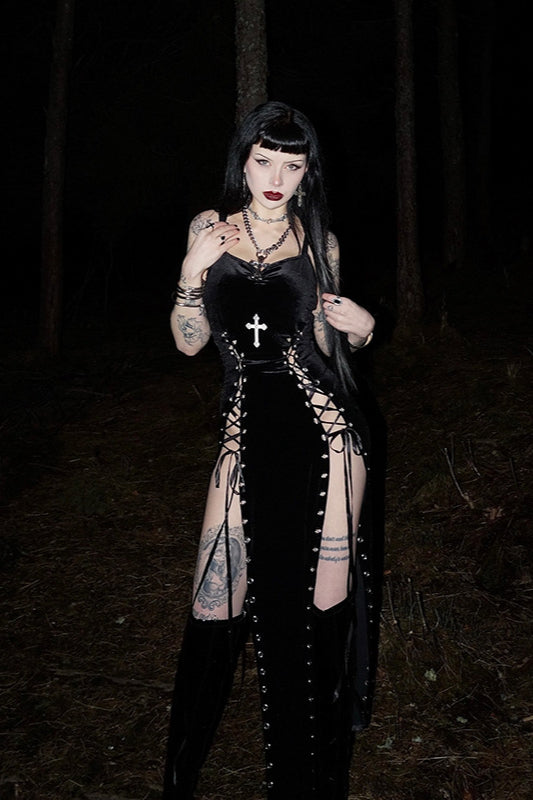 Figurbetontes Gothic-Kleid mit Schlitz