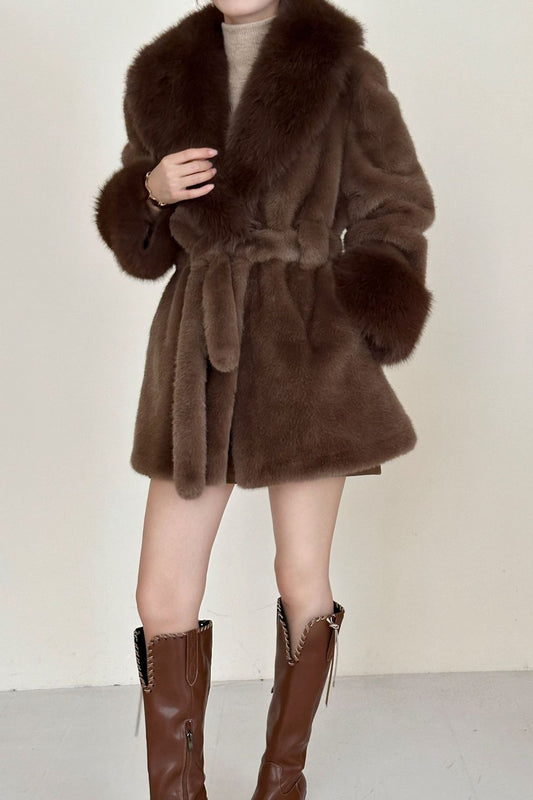 Mantel aus Kunstfell und Wildleder in mittlerer Länge mit Reverskragen und Bindegürtel