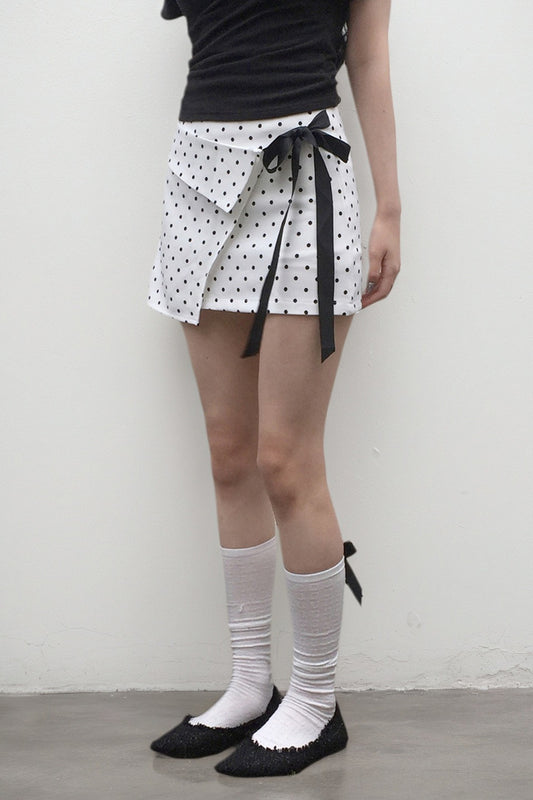 Weißer, gepunkteter, figurbetonter Minirock