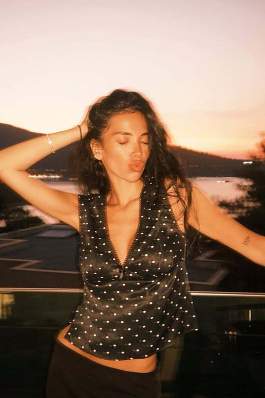 Gepunktetes Cami-Crop-Top mit V-Ausschnitt