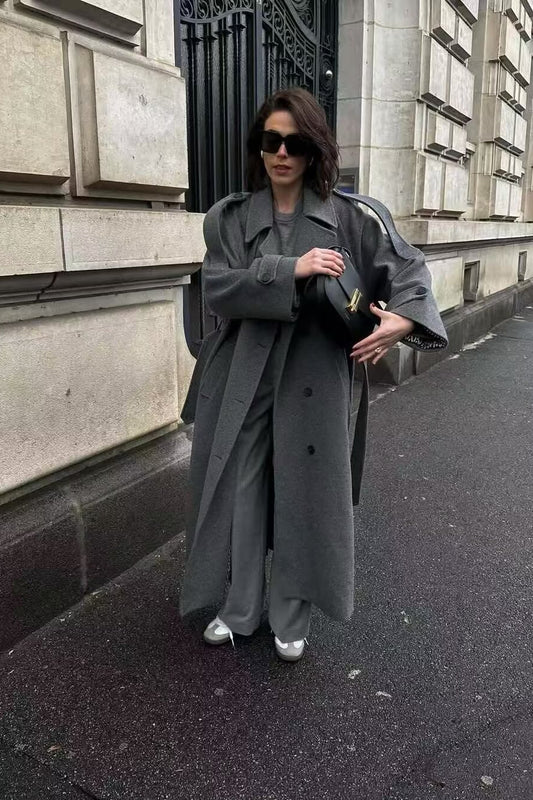 Doppelreihiger, taillierter, schmal geschnittener Wollmantel