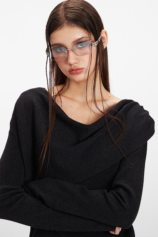 Schickes, figurbetontes Stricktop mit Wasserfallausschnitt