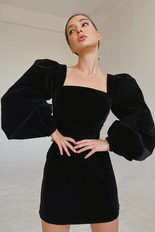 Vintage-Minikleid aus schwarzem Samt mit Puffärmeln