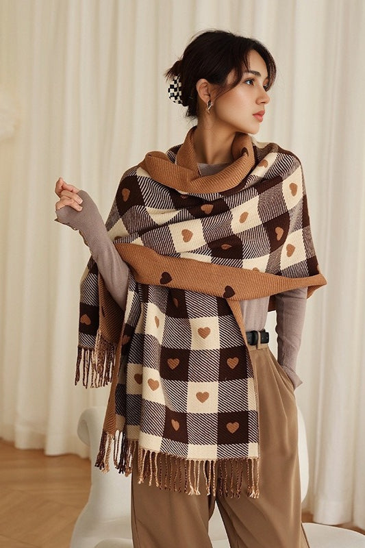 Doppelseitiger Schal aus Kunstkaschmir mit Herzkaromuster und Fransen