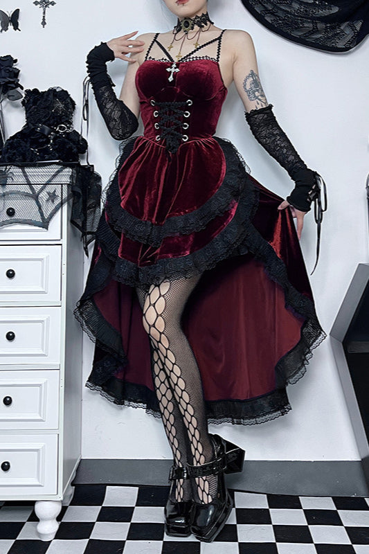 Tailliertes Gothic-Kleid mit Schleppe