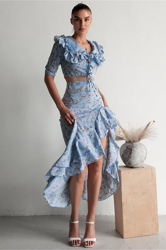 Zweiteiliges Set mit gerüschtem, geschlitztem Midirock in Hellblau mit Blumenmuster