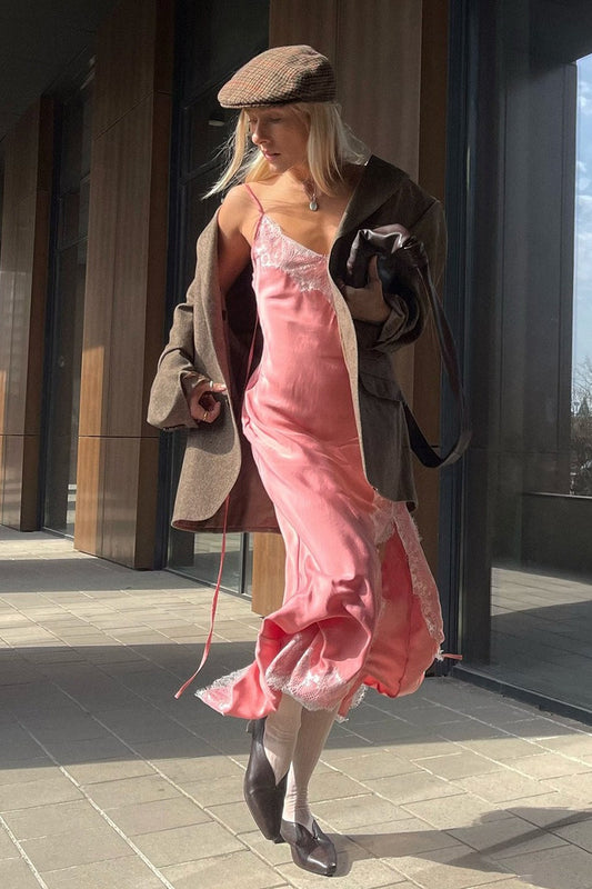 Seidenähnliches Maxikleid mit Spaghettiträgern und Schlitz aus Spitze