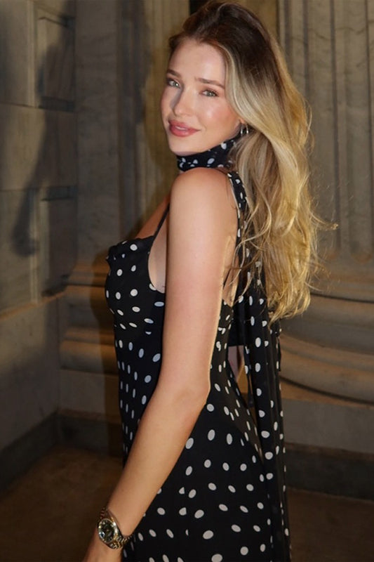 Gepunktetes Maxikleid mit Schalkragen und Rüschen