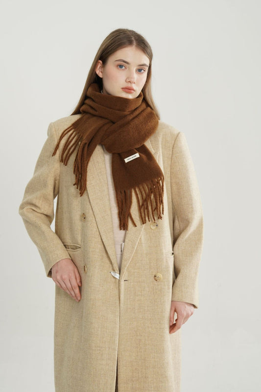 Minimalistischer, einfarbiger Fransenschal aus Wollmischung