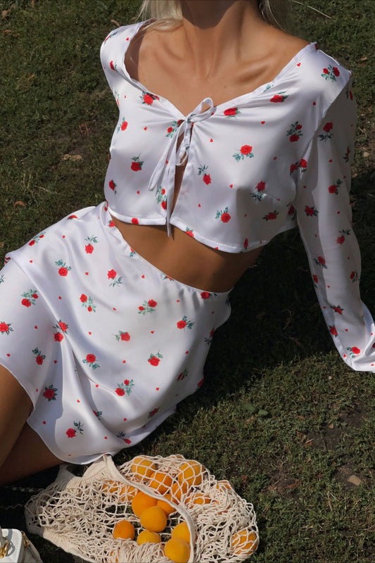 Zweiteiliges Set aus bedrucktem Satin mit langärmligem Cardigan und Rock