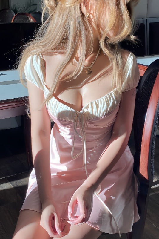 Satin-Minikleid, trägerlos, schmal geschnitten, romantisch, mit Bindebändern