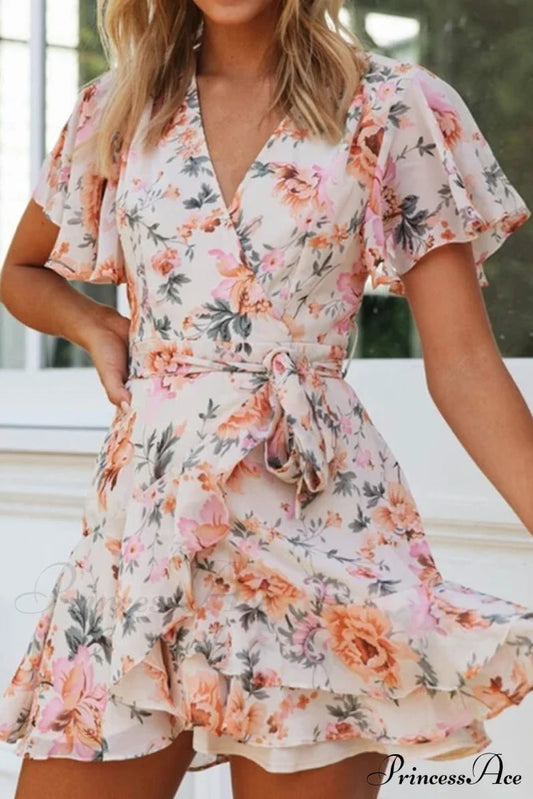 Modisches Kleid mit kurzen, eleganten Ärmeln und Streifen