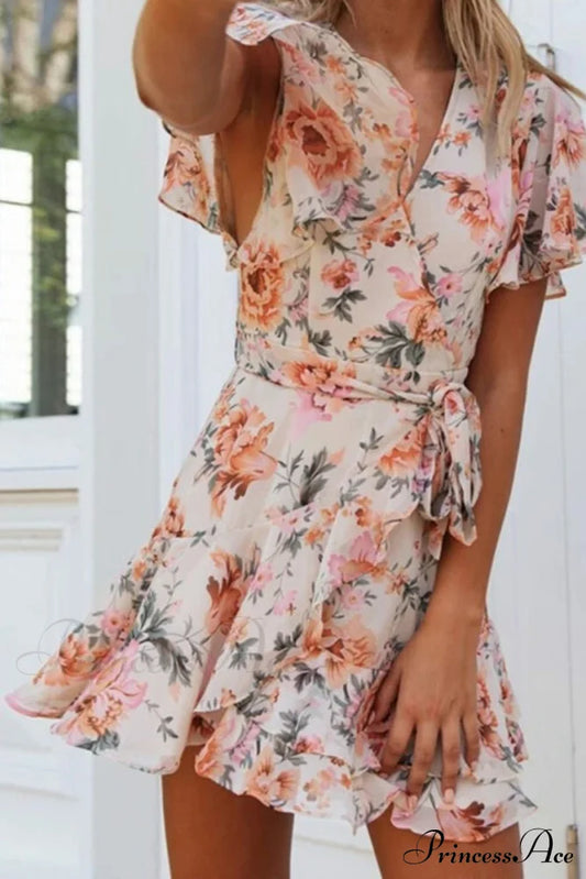 Modisches Kleid mit kurzen, eleganten Ärmeln und Streifen