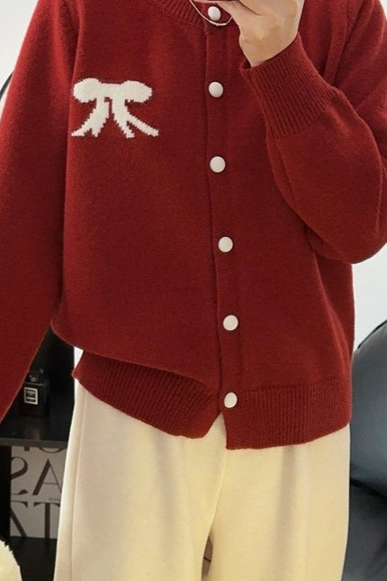 Rundhals-Strickjacke mit weicher Schleife und Jacquardmuster