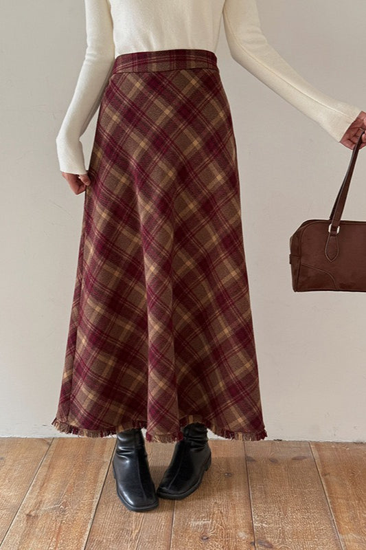 Roter karierter Wollrock, figurbetont