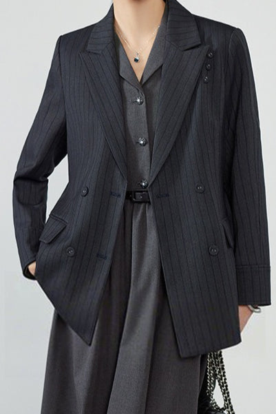 Eleganter, gestreifter Blazer mit Kerbe