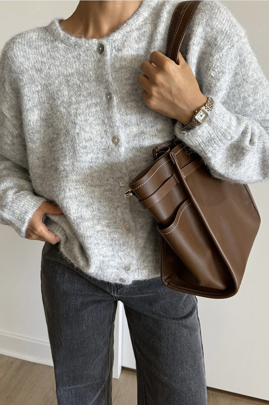 Hellgraue Strickjacke im Vintage-Stil mit Muschelknöpfen