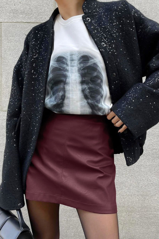 Roter Rock aus mattem Leder