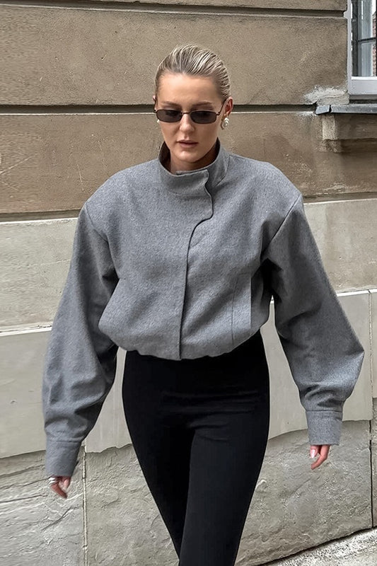 Dicke graue Wolljacke