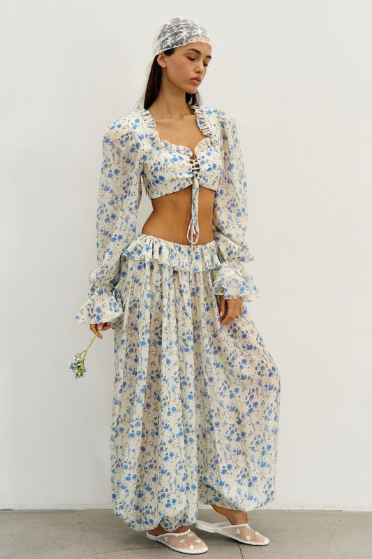 Zweiteiliges Set mit geblümtem, vorn gebundenem, quadratischem Ausschnitt und Rüschen, kurzem Oberteil mit niedriger Taille und Jogginghose