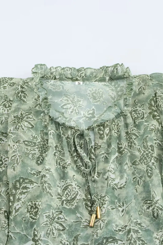 Bluse mit hohem Kragen und Rüschen und Blumenmuster