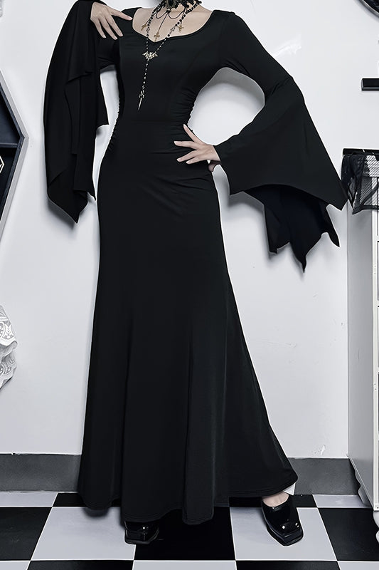 Schmales Gothic-Kleid mit Fledermausärmeln