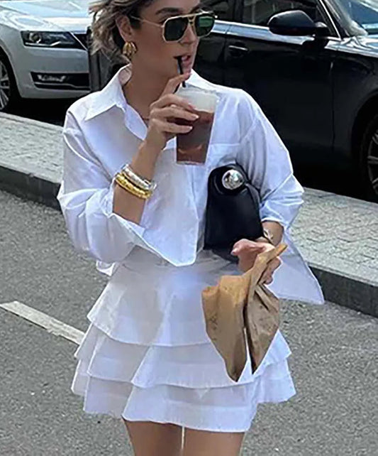 Weißes Büro-Zweiteiler-Set mit Taschen und kaskadierenden Rüschen