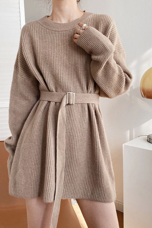 Mini-Strickkleid im französischen Stil mit Bindegürtel