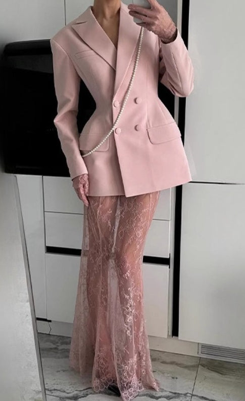 Schickes zweiteiliges Set aus Blazer, Spitzenrock und Blazer