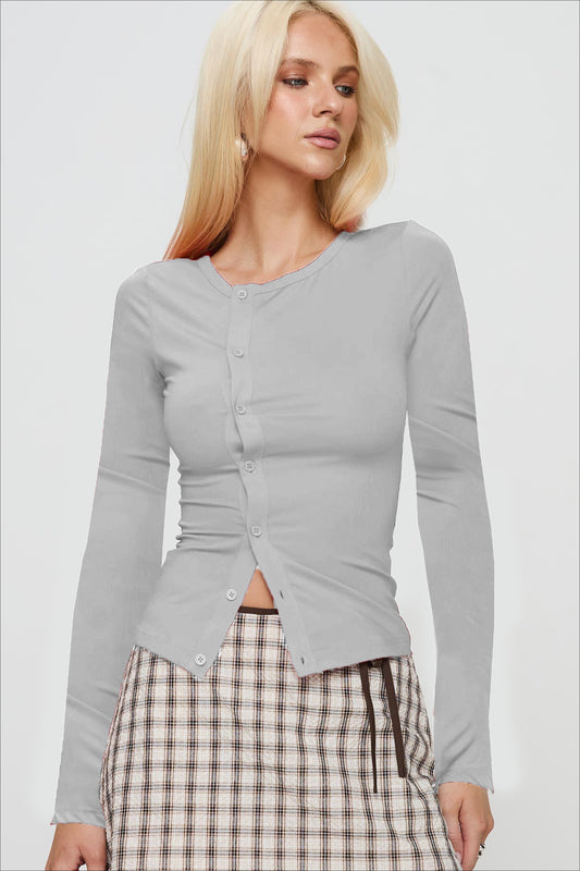Taillierter Strickpullover mit Rundhalsausschnitt und Knöpfen